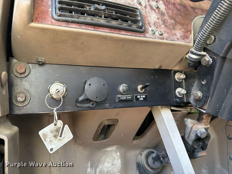 image for item FG0831 2007 International 9400i semi truck