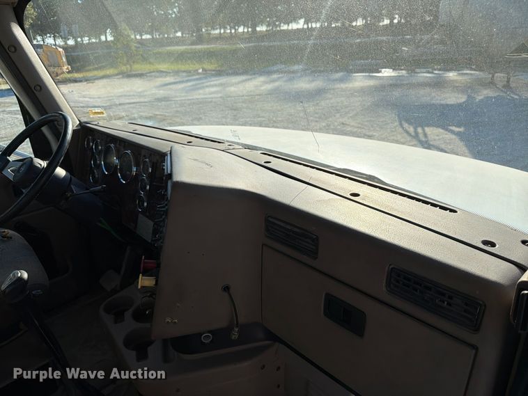 image for item FG0831 2007 International 9400i semi truck