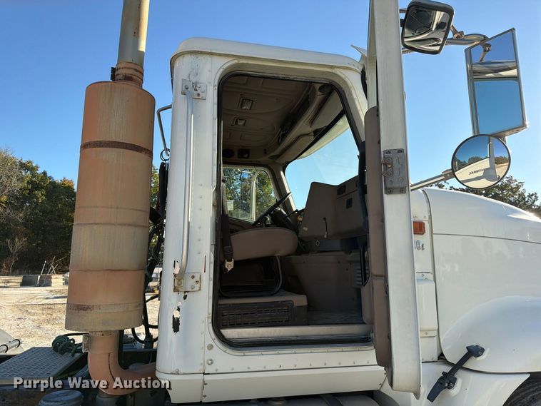 image for item FG0831 2007 International 9400i semi truck