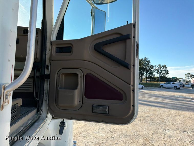 image for item FG0831 2007 International 9400i semi truck