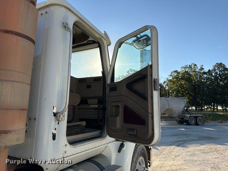 image for item FG0831 2007 International 9400i semi truck