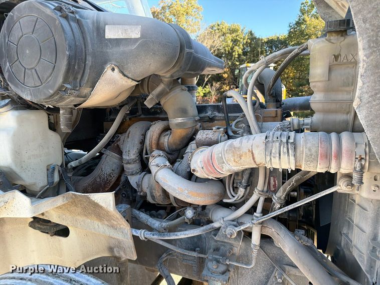 image for item FG0831 2007 International 9400i semi truck
