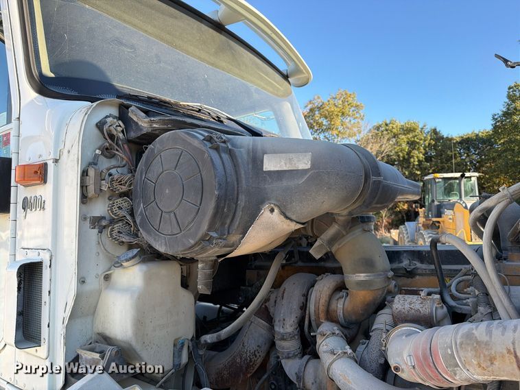 image for item FG0831 2007 International 9400i semi truck