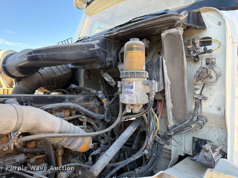 image for item FG0831 2007 International 9400i semi truck