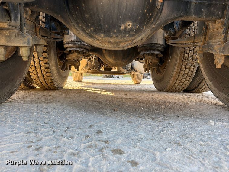 image for item FG0831 2007 International 9400i semi truck