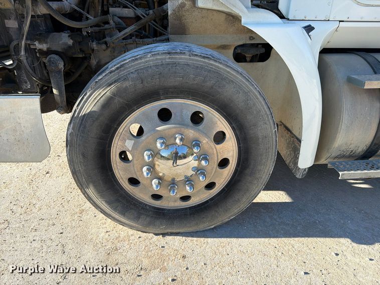 image for item FG0831 2007 International 9400i semi truck