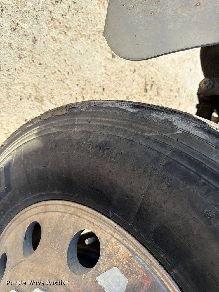 image for item FG0831 2007 International 9400i semi truck