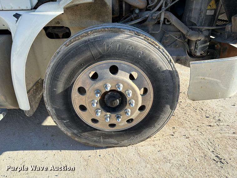 image for item FG0831 2007 International 9400i semi truck