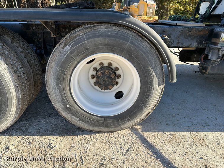 image for item FG0831 2007 International 9400i semi truck