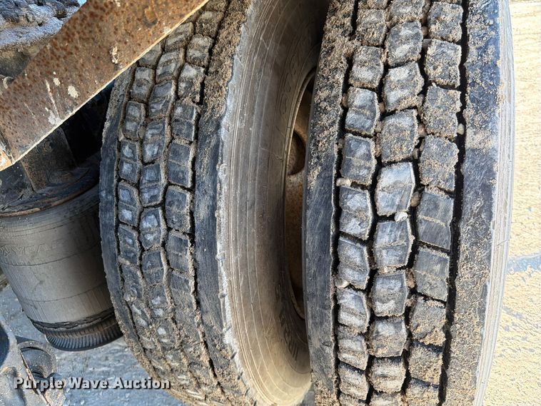 image for item FG0831 2007 International 9400i semi truck