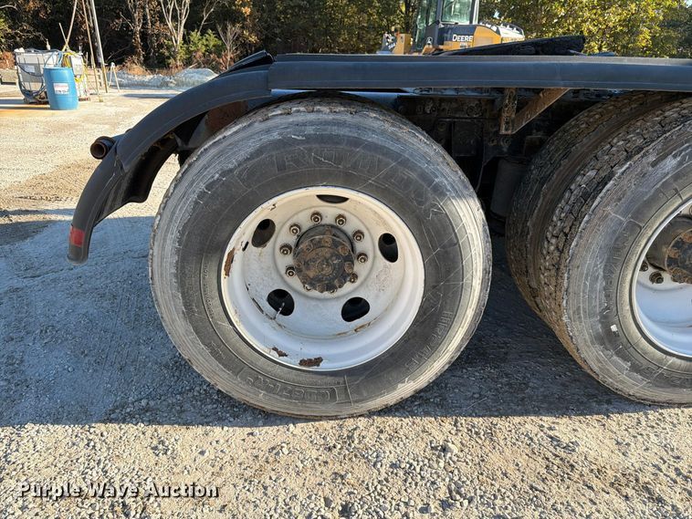 image for item FG0831 2007 International 9400i semi truck