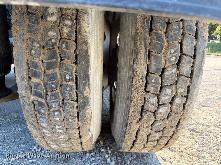 image for item FG0831 2007 International 9400i semi truck