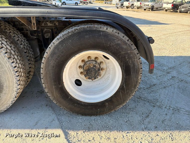 image for item FG0831 2007 International 9400i semi truck