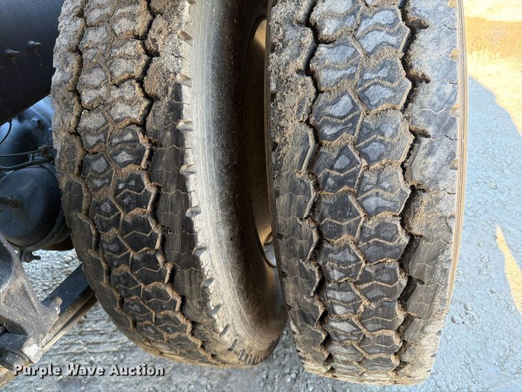 image for item FG0831 2007 International 9400i semi truck