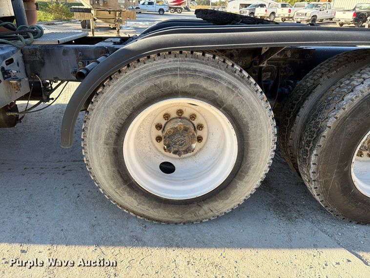 image for item FG0831 2007 International 9400i semi truck