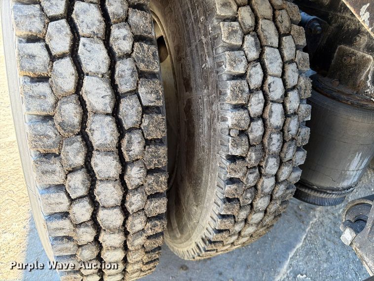 image for item FG0831 2007 International 9400i semi truck