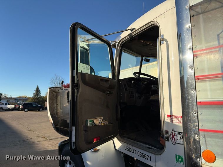 image for item FK2227 2014 Peterbilt 337 box truck