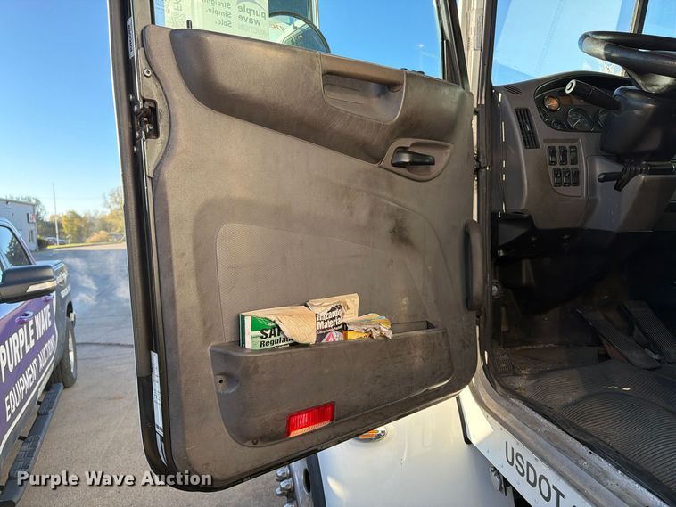 image for item FK2227 2014 Peterbilt 337 box truck