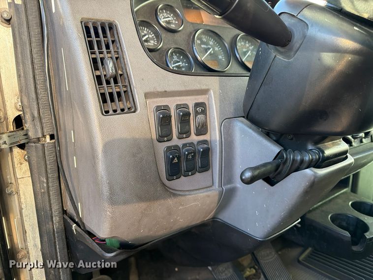 image for item FK2227 2014 Peterbilt 337 box truck