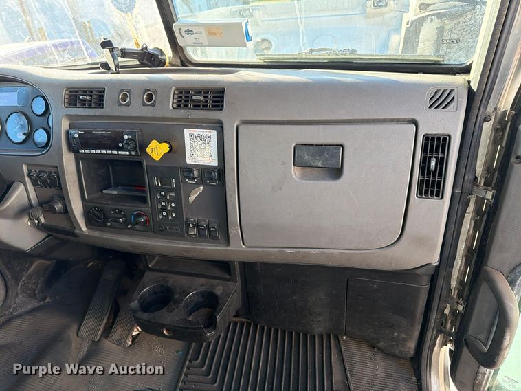 image for item FK2227 2014 Peterbilt 337 box truck