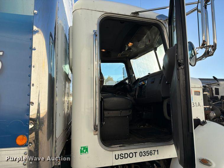 image for item FK2227 2014 Peterbilt 337 box truck