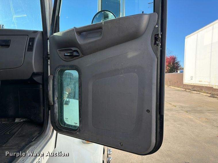 image for item FK2227 2014 Peterbilt 337 box truck