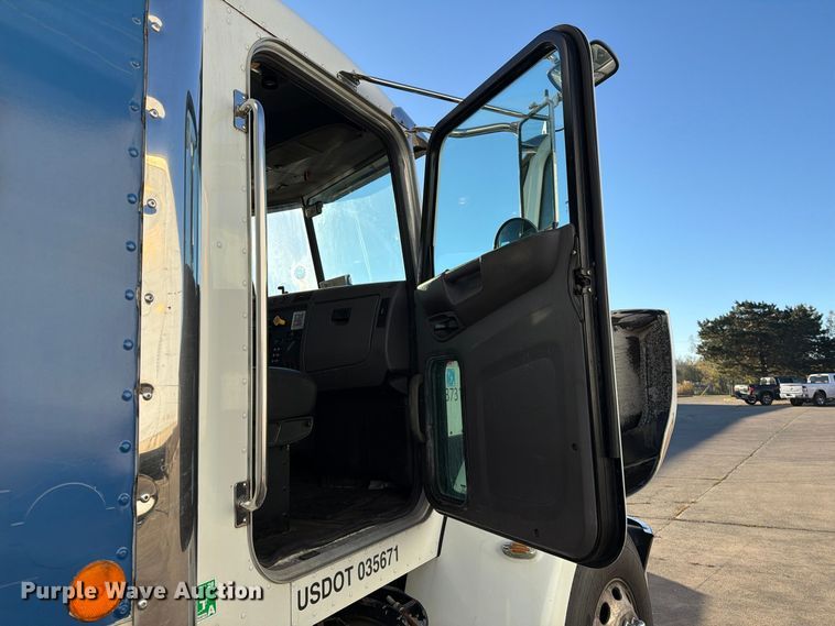 image for item FK2227 2014 Peterbilt 337 box truck