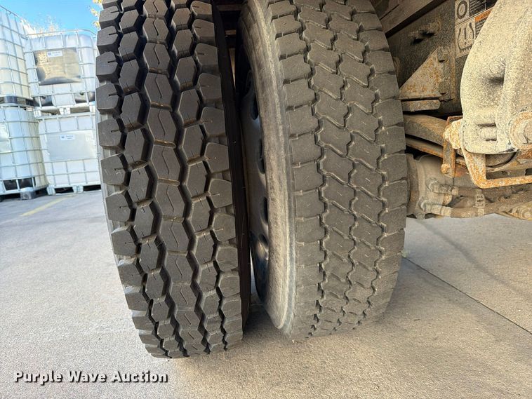 image for item FK2227 2014 Peterbilt 337 box truck