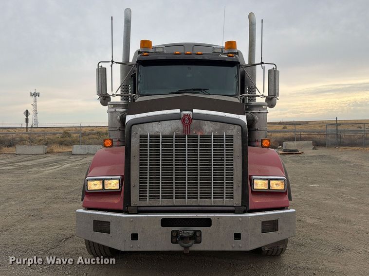 image for item FM4503 2013 Kenworth T800 semi truck