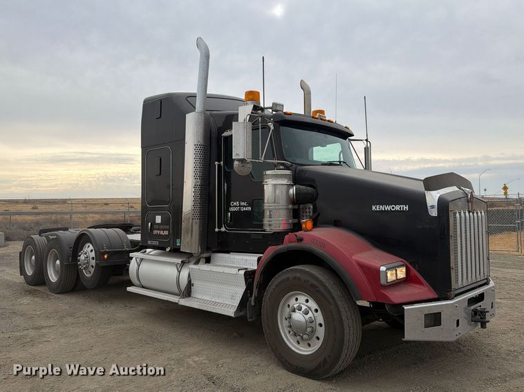 image for item FM4503 2013 Kenworth T800 semi truck