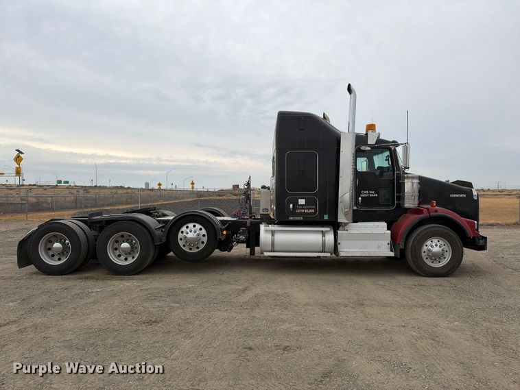 image for item FM4503 2013 Kenworth T800 semi truck
