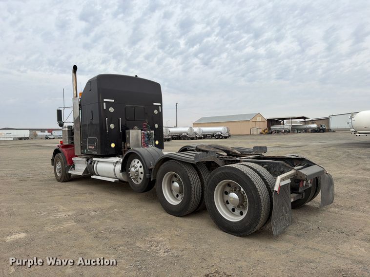 image for item FM4503 2013 Kenworth T800 semi truck