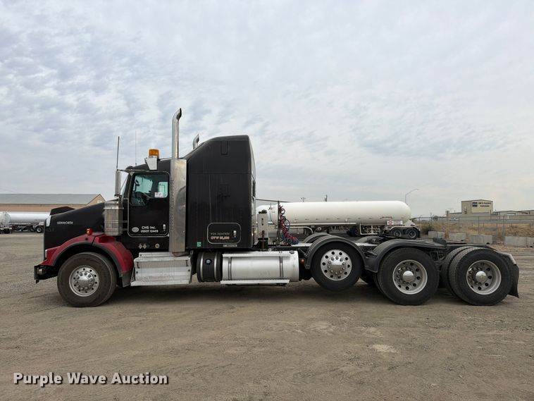 image for item FM4503 2013 Kenworth T800 semi truck