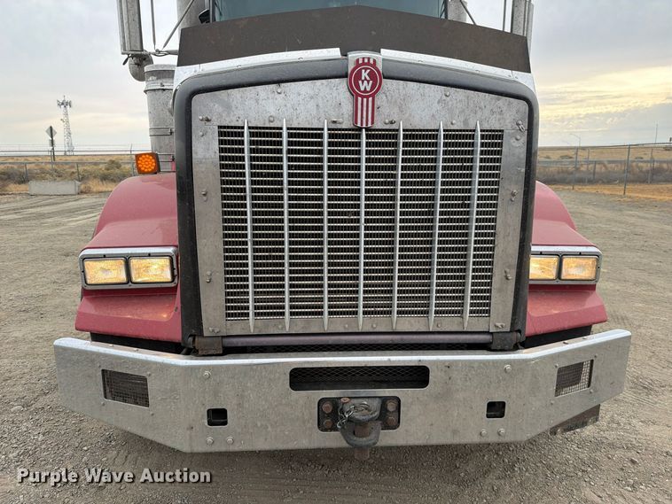 image for item FM4503 2013 Kenworth T800 semi truck