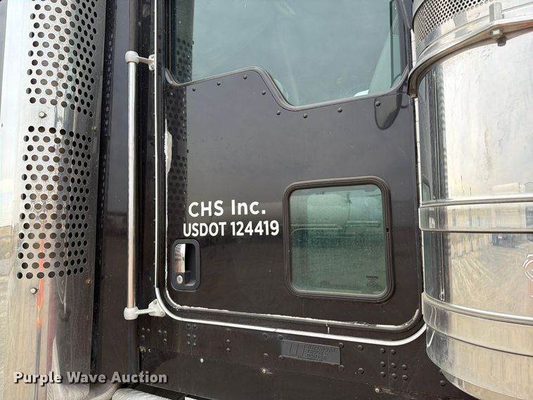 image for item FM4503 2013 Kenworth T800 semi truck