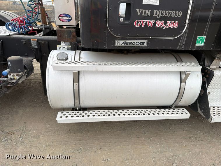 image for item FM4503 2013 Kenworth T800 semi truck