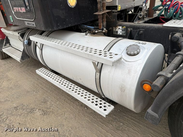 image for item FM4503 2013 Kenworth T800 semi truck