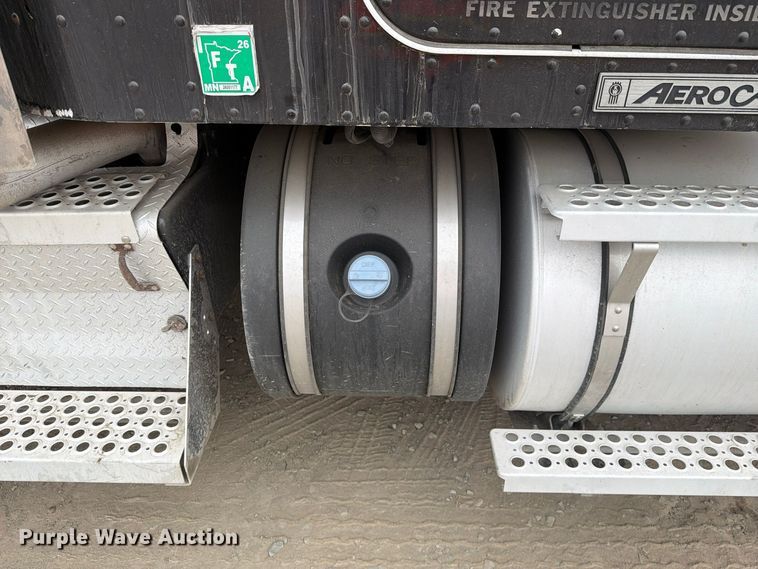 image for item FM4503 2013 Kenworth T800 semi truck