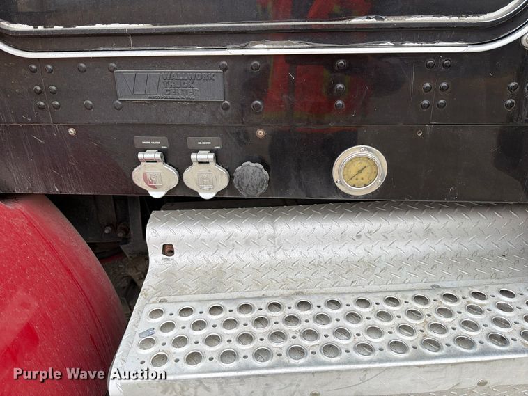 image for item FM4503 2013 Kenworth T800 semi truck