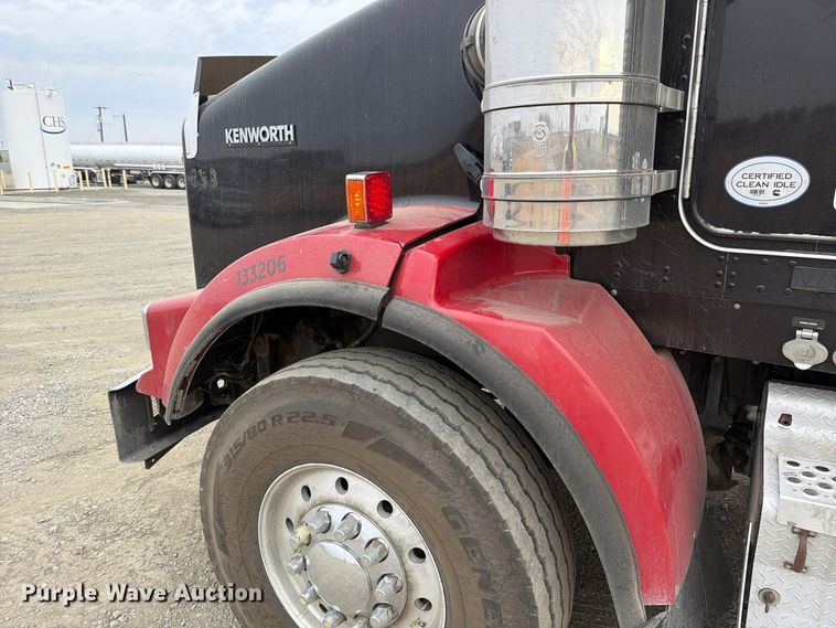 image for item FM4503 2013 Kenworth T800 semi truck
