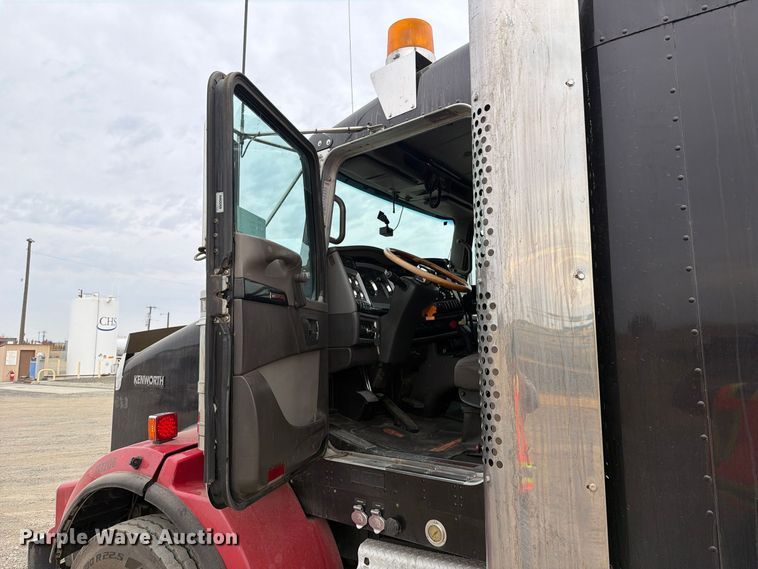 image for item FM4503 2013 Kenworth T800 semi truck
