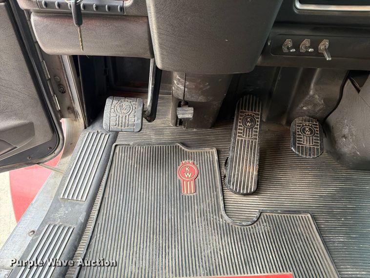 image for item FM4503 2013 Kenworth T800 semi truck