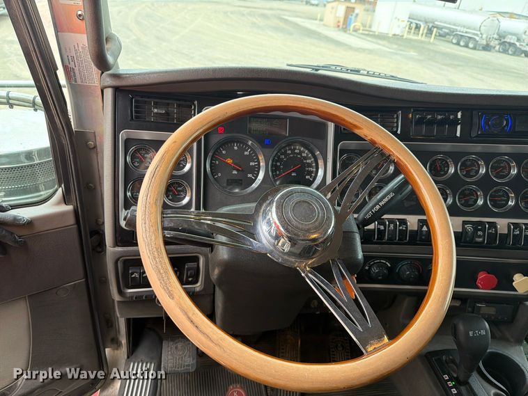 image for item FM4503 2013 Kenworth T800 semi truck