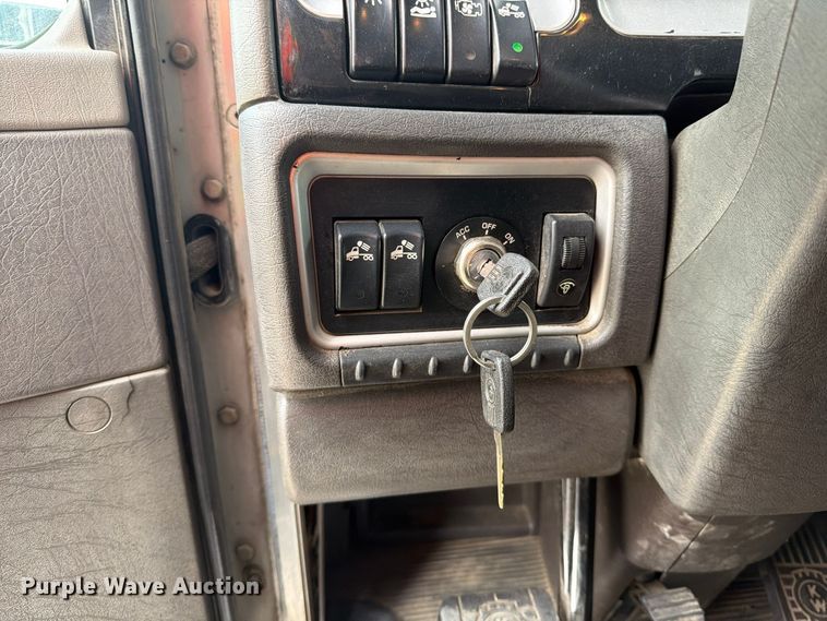 image for item FM4503 2013 Kenworth T800 semi truck