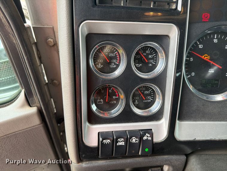 image for item FM4503 2013 Kenworth T800 semi truck