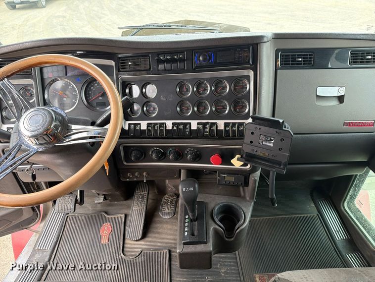 image for item FM4503 2013 Kenworth T800 semi truck