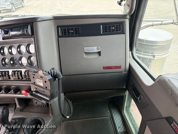 image for item FM4503 2013 Kenworth T800 semi truck