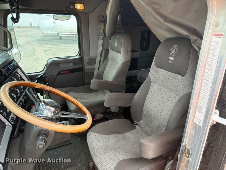 image for item FM4503 2013 Kenworth T800 semi truck