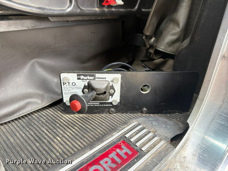 image for item FM4503 2013 Kenworth T800 semi truck