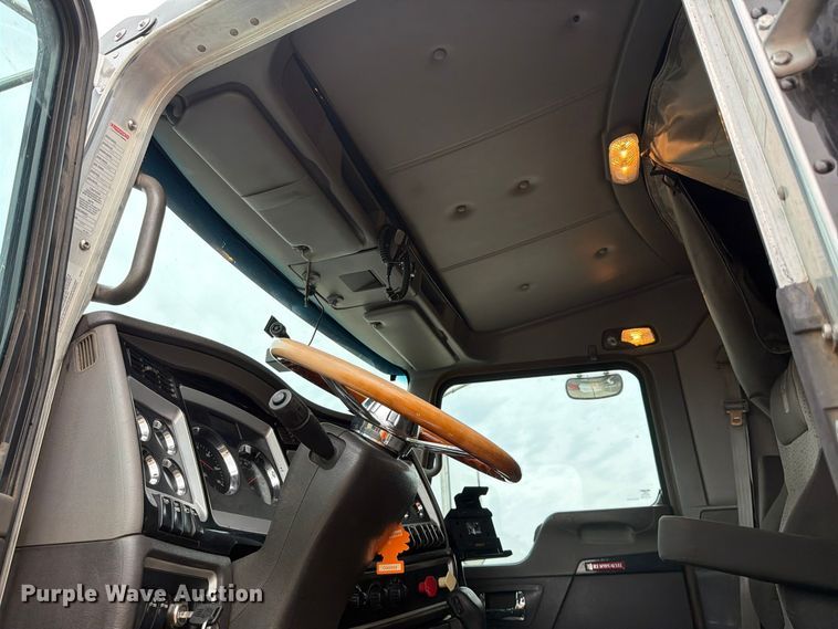 image for item FM4503 2013 Kenworth T800 semi truck